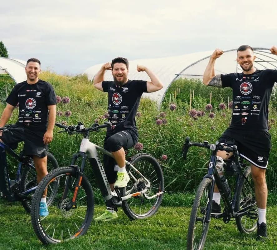 Drei Teilnehmer der Initiative Ride for Kids mit ihren Fahrrädern